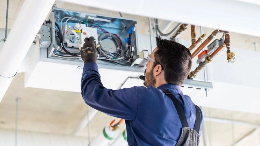Técnico ajustando panel de automatización en edificio