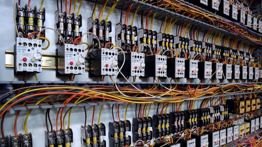 Tablero industrial con relés y cableado de media tensión